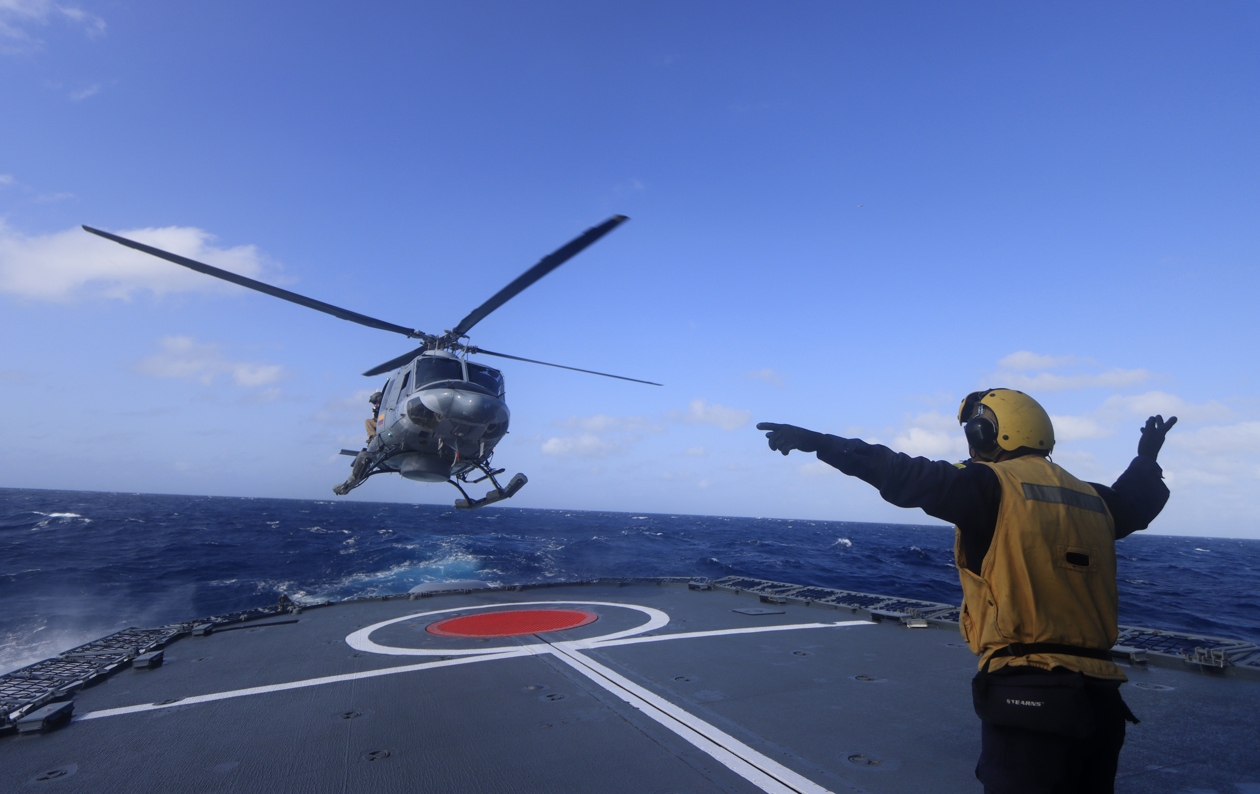  Un helicóptero colombiano aterriza sobre una fragata colombiana, durante un ejercicio de entrenamiento e interoperabilidad que se desarrolló con unidades de las armadas de Colombia y Estados Unidos, en el Mar Caribe (Colombia).
