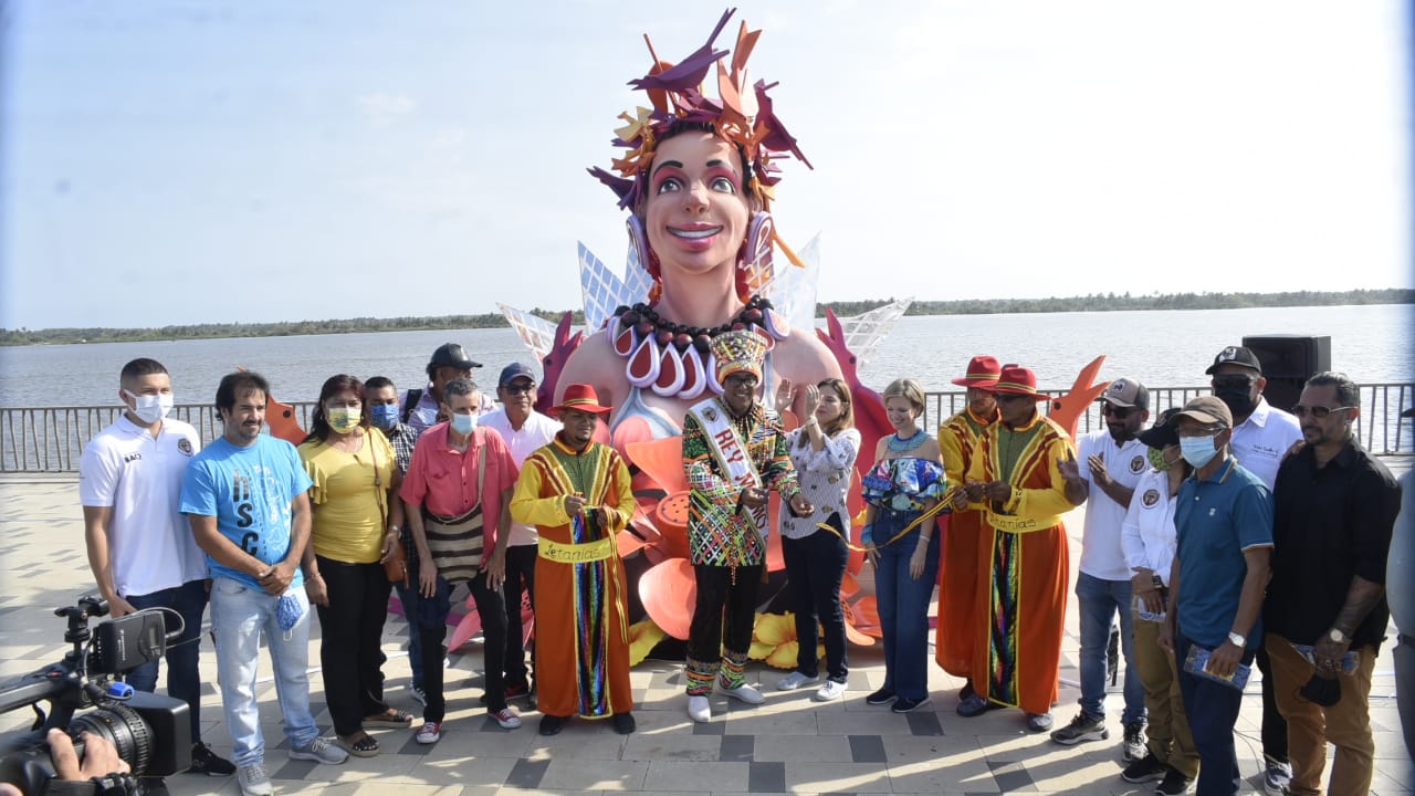 Corte de la cinta inaugural en la macro figura 'La Mulata'. 