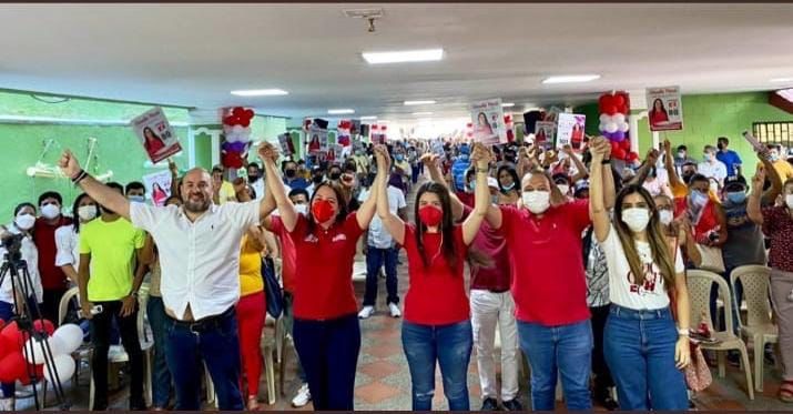 Concejal Mauricio Villafañez y la candidata al senado Claudia Pérez (derecha).