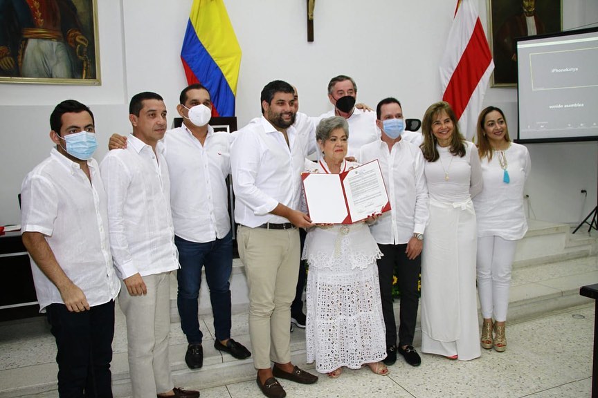 Los diputados con la señora Doris Fandiño, propietaria del restaurante “La Casa de Doris”.