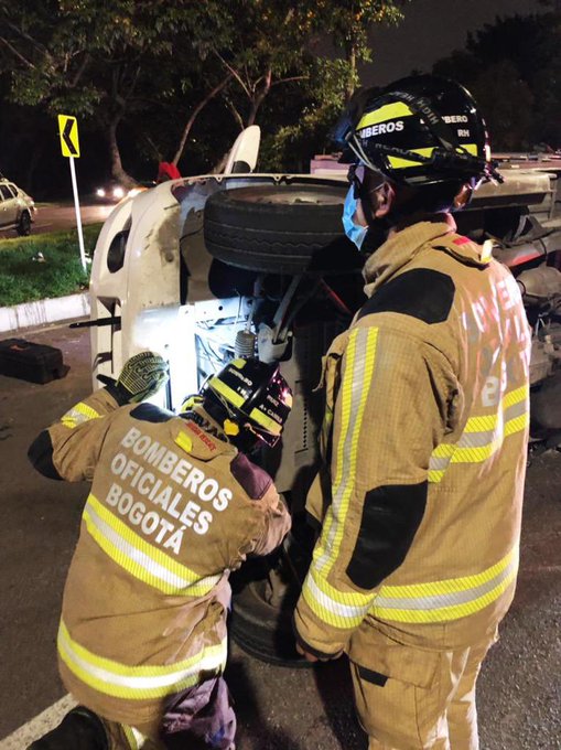 Bomberos atienden el accidente en Bogotá.