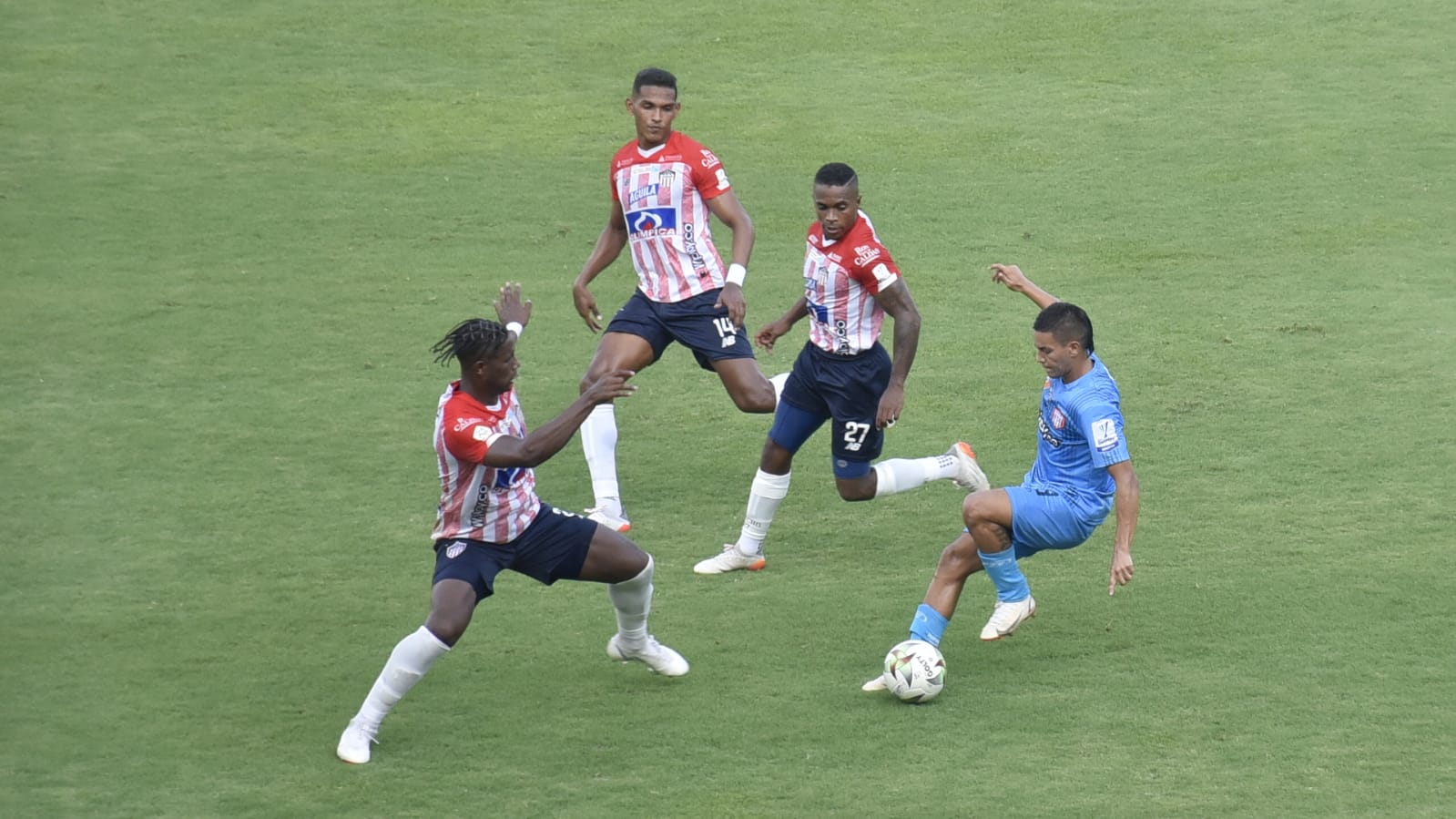 Dany Rosero, Homer Martínez y Fabián Viáfara controlando una llegada del Unión.