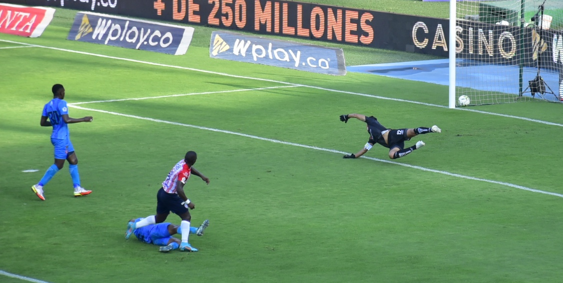 Remate de Edwuin Cetré para el 2-0.