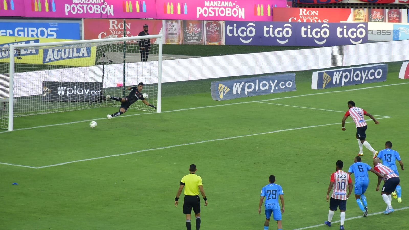 Miguel Ángel Borja anotando de tiro penal el 3-1.