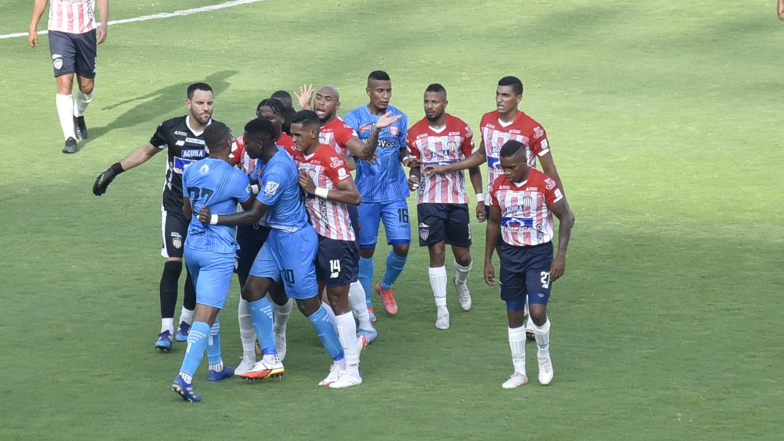 Jugadores de Junior y Unión discutiendo una jugada.