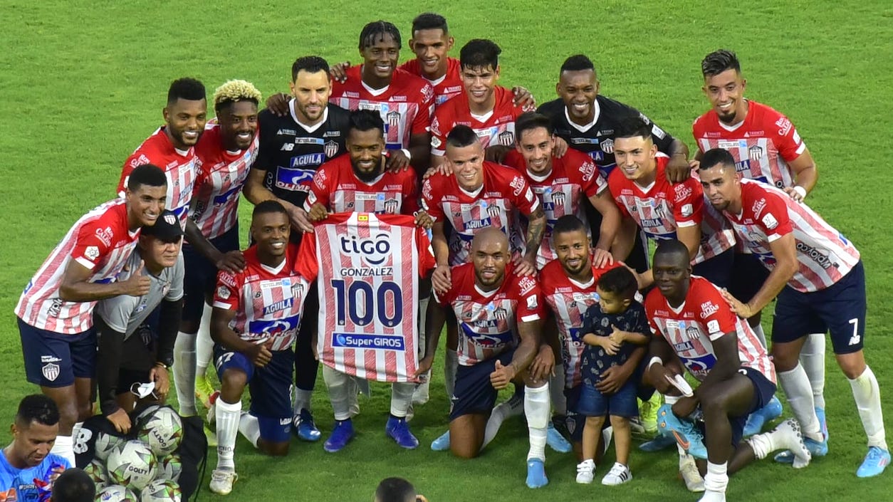 Jugadores del Junior celebrando el juego 100 de Luis 'Cariaco' González.