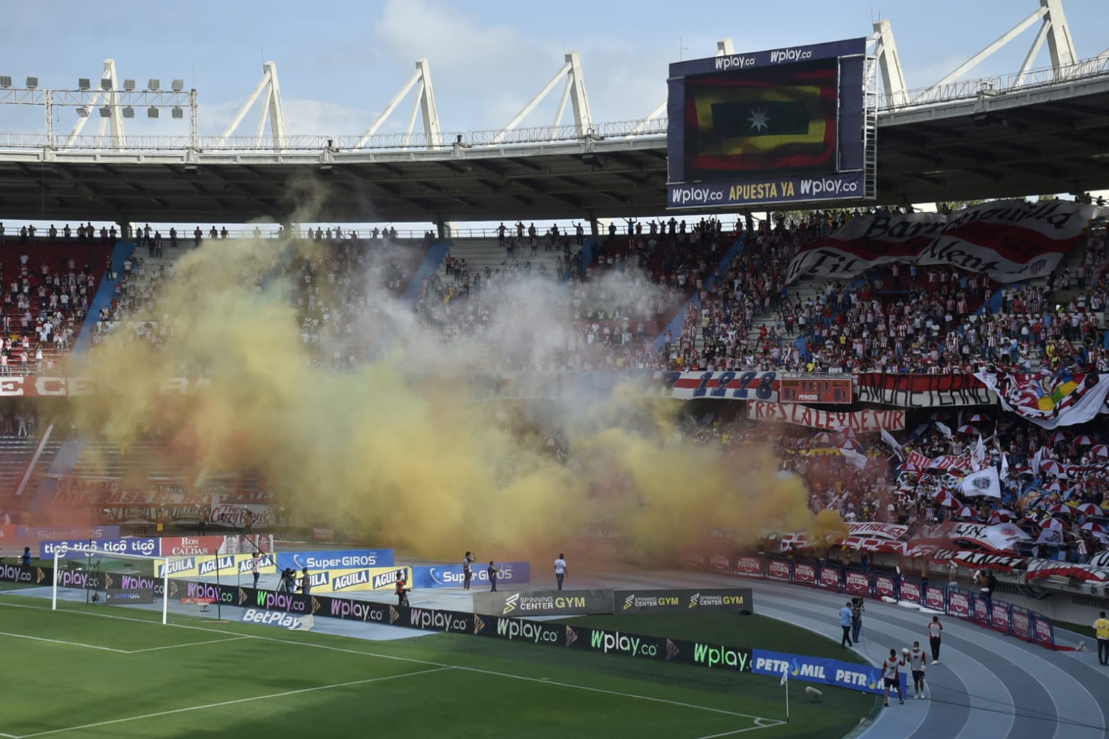 Recibimiento de la hinchada a la salida de los 'tiburones'.