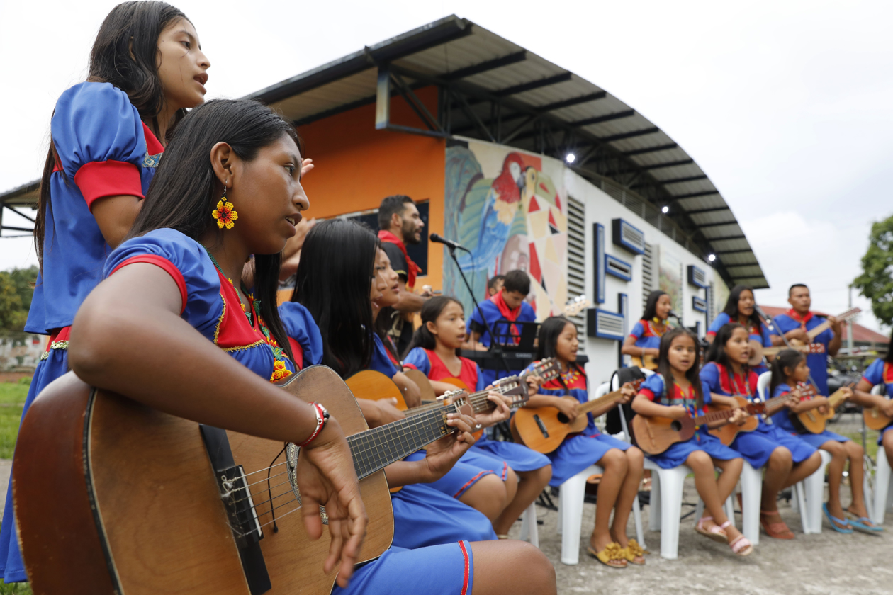 Integrantes del grupo musical Ufa Genfa, de la comunidad Cofán del Valle del Guamuéz, en el municipio de La Hormiga en Colombia. 