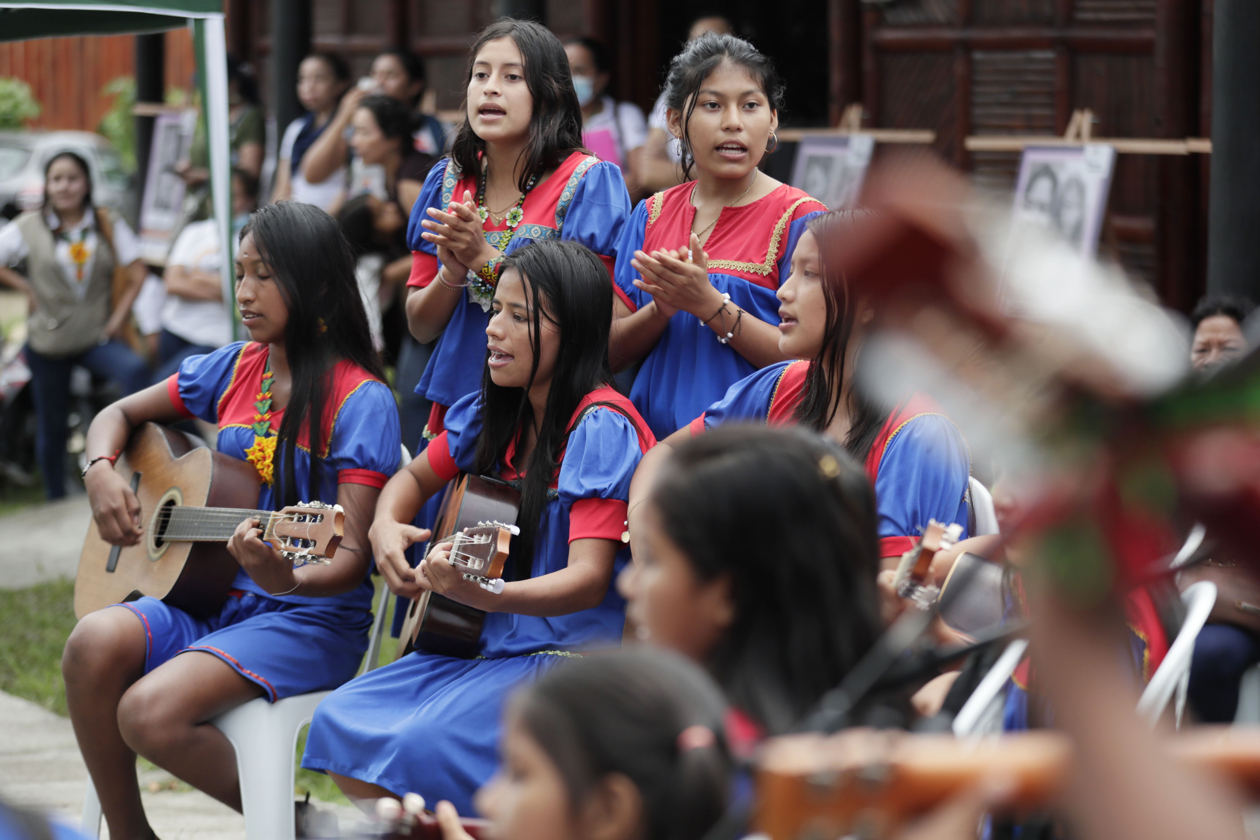 Integrantes del grupo musical Ufa Genfa, de la comunidad Cofán del Valle del Guamuéz, en el municipio de La Hormiga en Colombia. 