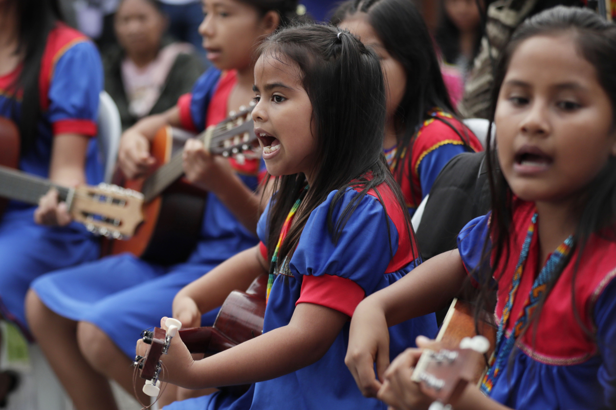 Integrantes del grupo musical Ufa Genfa, de la comunidad Cofán del Valle del Guamuéz, en el municipio de La Hormiga en Colombia. 