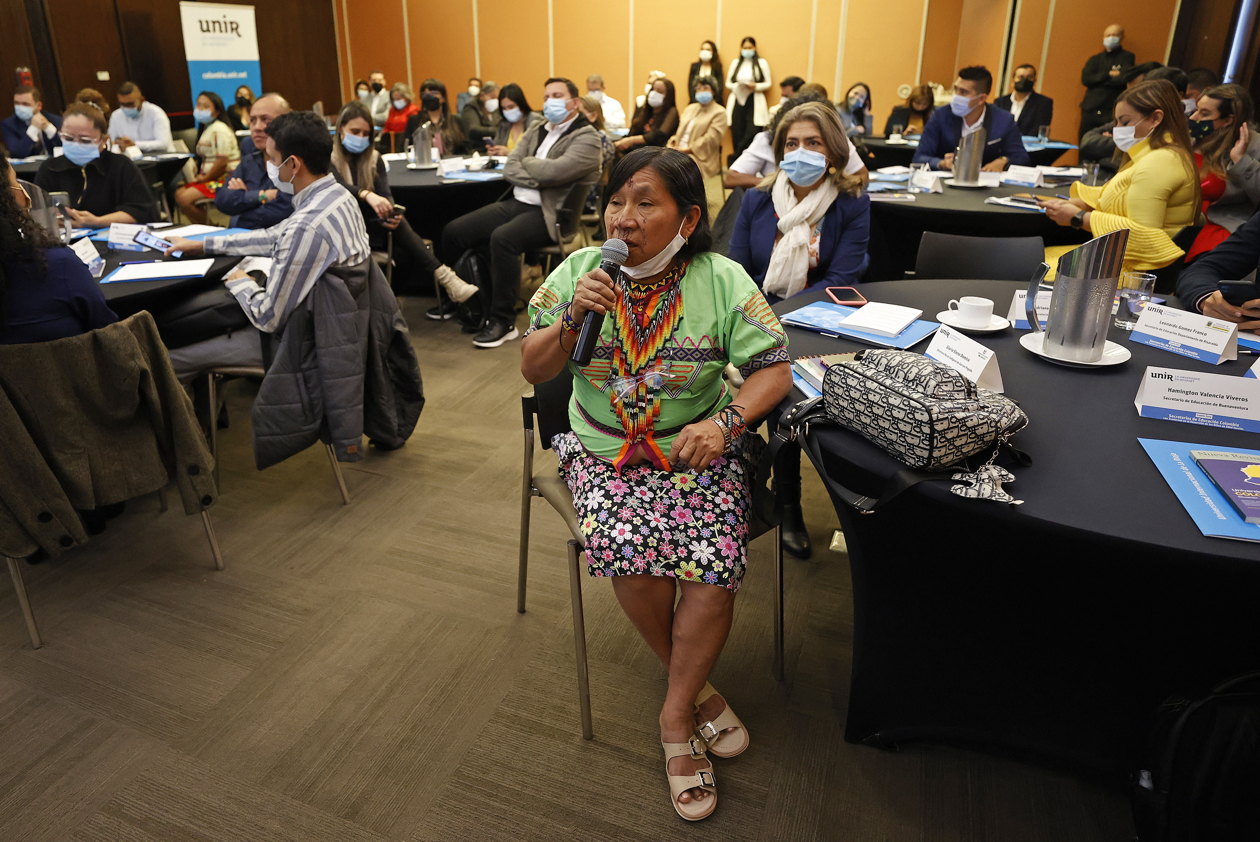 Gloria Domico, indígena embera y encargada de varias escuelas con más de 600 alumnos indígenas, habla durante el cuarto foro "Secretarías de Educación Colombia, los Trastornos en el Desarrollo de los Niños en Edad Escolar", el 24 de febrero de 2022, en Bogotá.