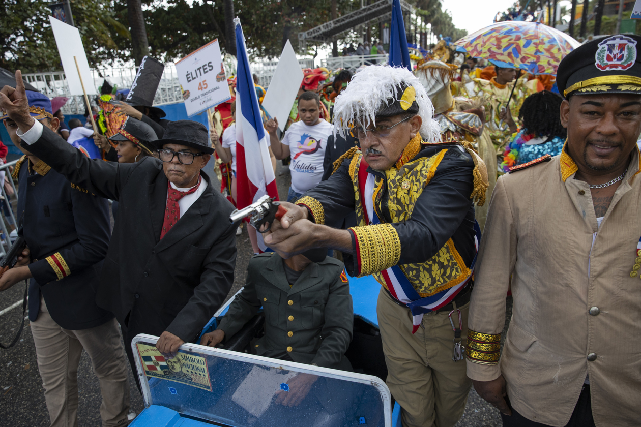 Creativos disfraces en el desfile.