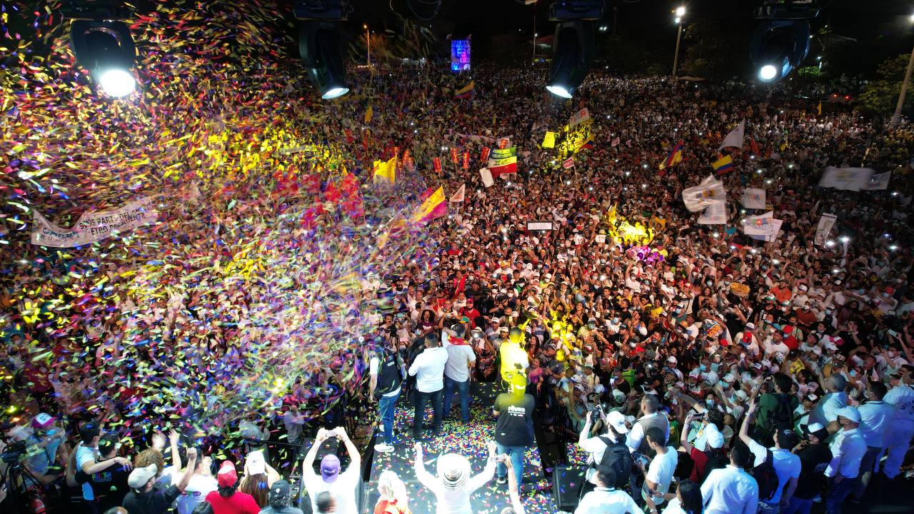 El precandidato Gustavo Petro en la cancha La Magdalena.