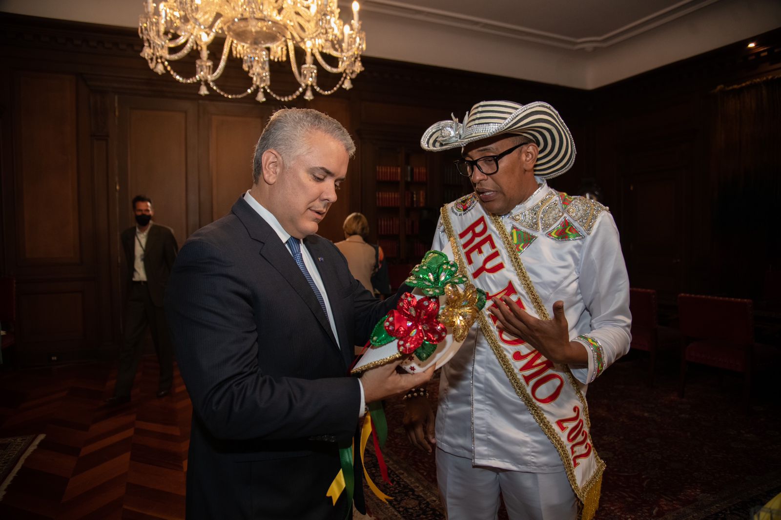 El Presidente de la República, Iván Duque y el Rey Momo 2022, Kevin Torres.
