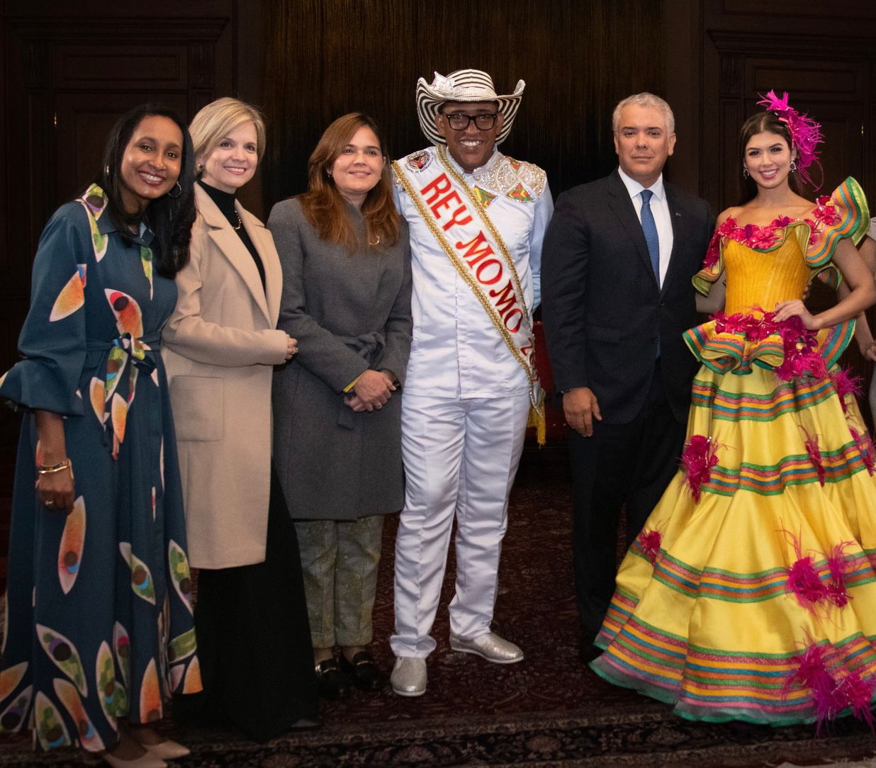 La ministra de Cultura, Angélica Mayolo; la directora de Carnaval SAS, Sandra Gómez; la secretaria de Cultura de Barranquilla, María Teresa Fernández; el Rey Momo 2022, Kevin Torres; el Presidente de la República, Iván Duque y la Reina del Carnaval de Barranquilla 2022, Valeria Charris Salcedo.