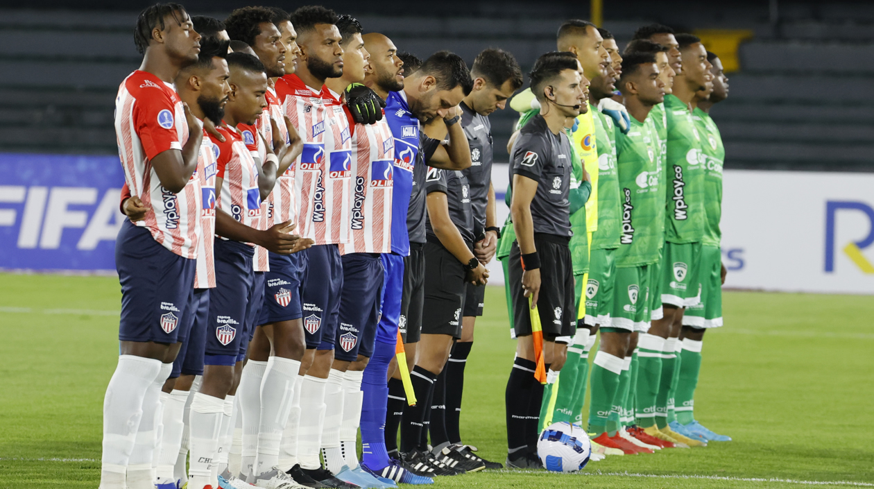 Jugadores de La Equidad y de Junior en actos protocolarios.