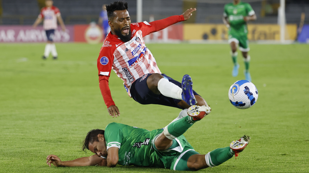 Luis González ante la marca Juan Mahecha de La Equidad 