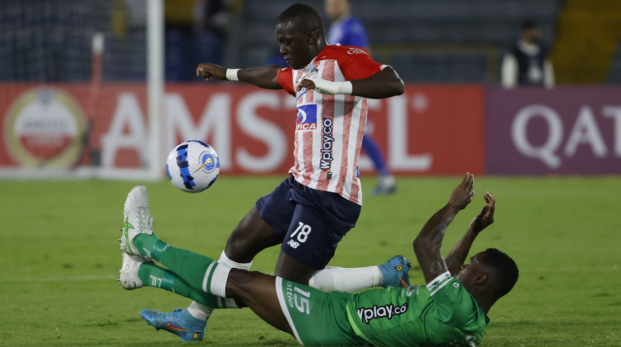 Yoiver González de La Equidad disputa un balón con Edwuin Cetré