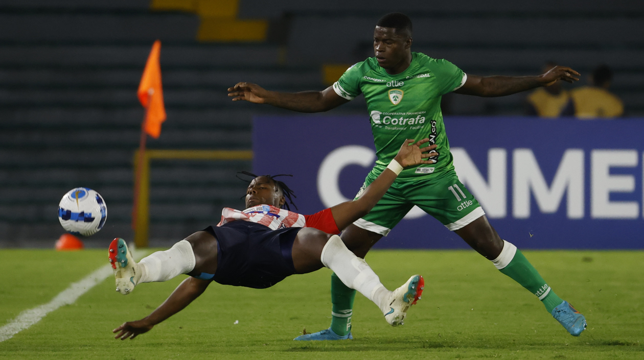 Carlos Rivas de La Equidad disputando un balón con Daniel Rosero de Junior