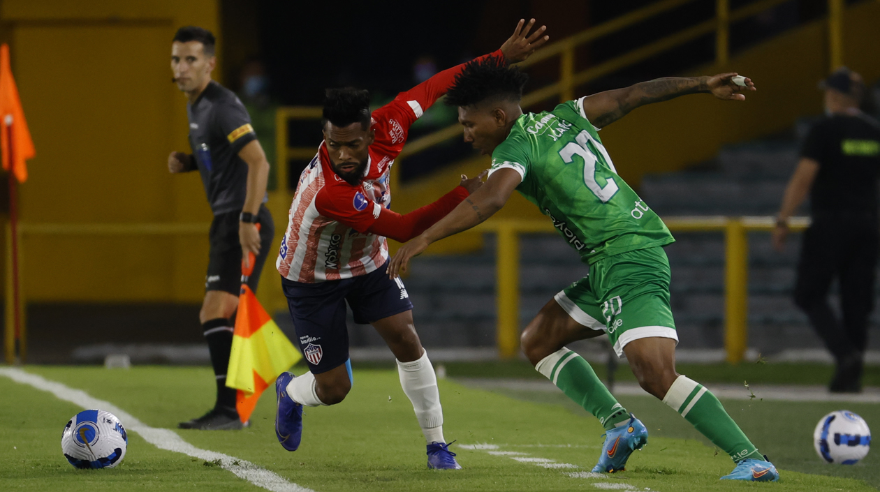 Joan Castro de La Equidad disputa un balón con Luis González