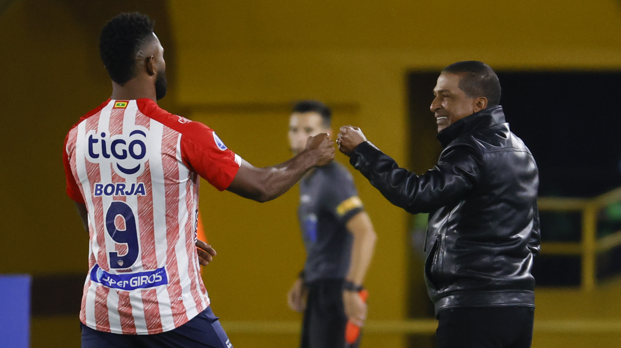 El entrenador Alexis García (d) de La Equidad saluda a Miguel Ángel Borja.