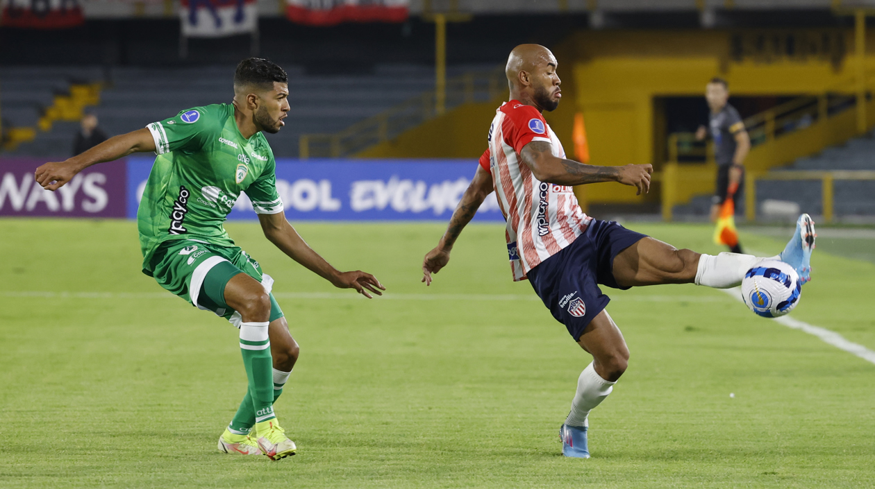 Daniel Polanco de La Equidad marcando a Fredy Hinestroza