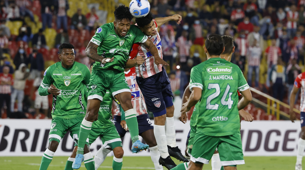 Joan Castro de La Equidad disputando un balón con Jorge Arias