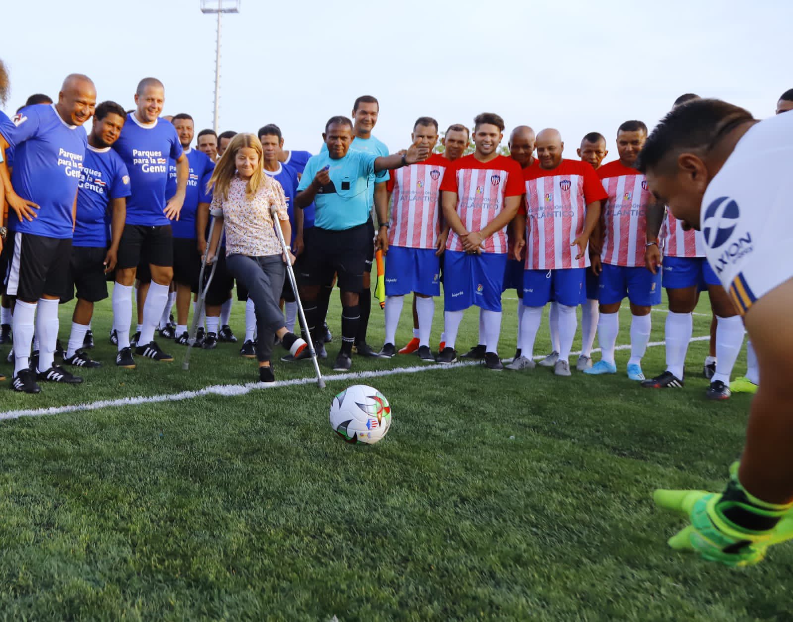 Gobernación del Atlántico La gobernadora Elsa Noguera hace el saque de honor en el estadio Victor Danilo Pacheco de Suan.