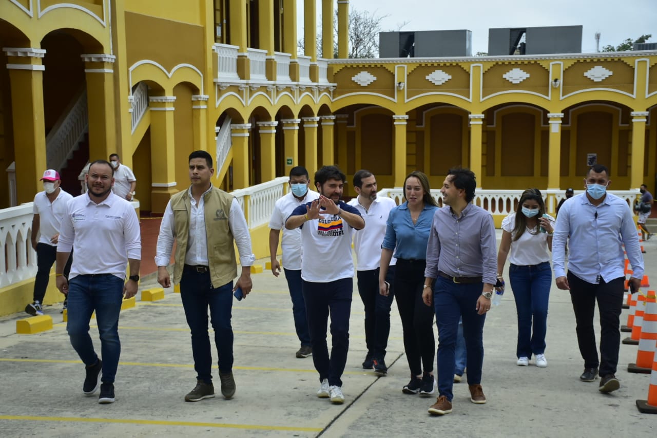 El Alcalde de Barranquilla, Jaime Pumarejo; el ministro de Minas, Diego Mesa; la secretaria de Gobierno, Jennifer Villarreal, y funcionarios.