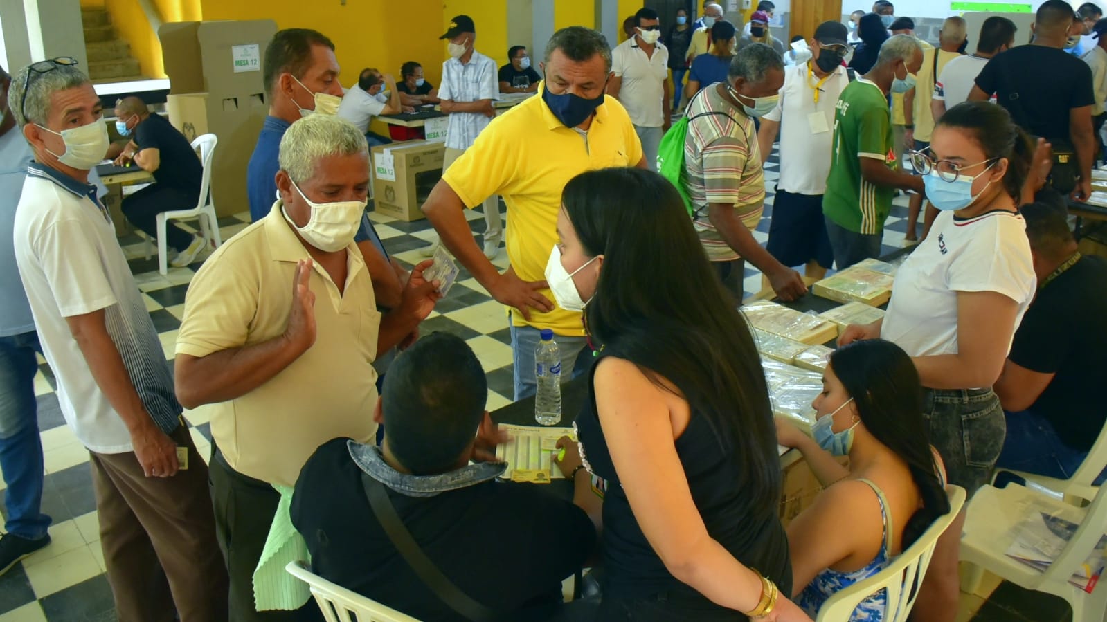 Don Mario Agustín Jimeno Nieto en la mesa que le tocó votar.