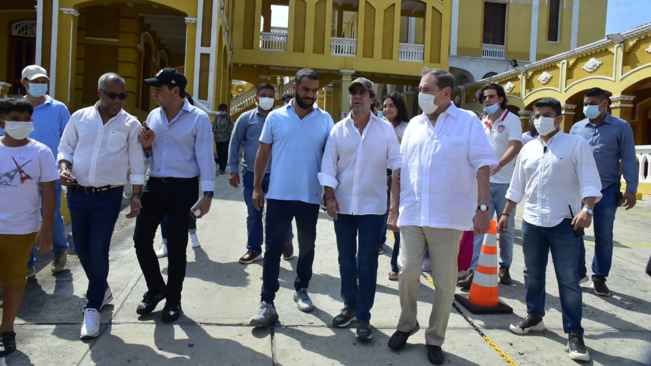 El senador Arturo Char, el precandidato Alejandro Char y el exsenador Fuad Char, llegan acompañados a La Salle a votar. 