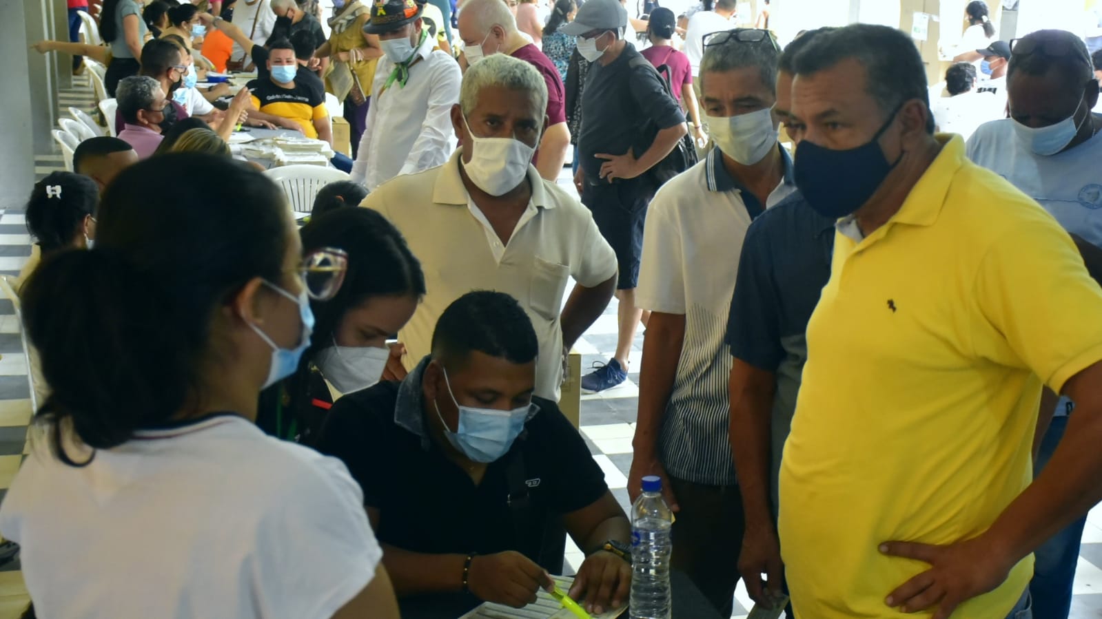 Don Mario Agustín Jimeno Nieto en la mesa que le tocaba votar.