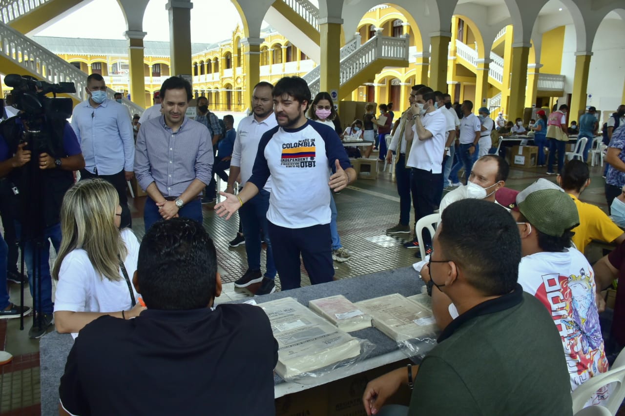 El ministro de Minas, Diego Mesa, delegado en Barranquilla del Presidente Duque, inspeccionó con el Alcalde Jaime Pumarejo, este puesto de votacíón en La Salle.