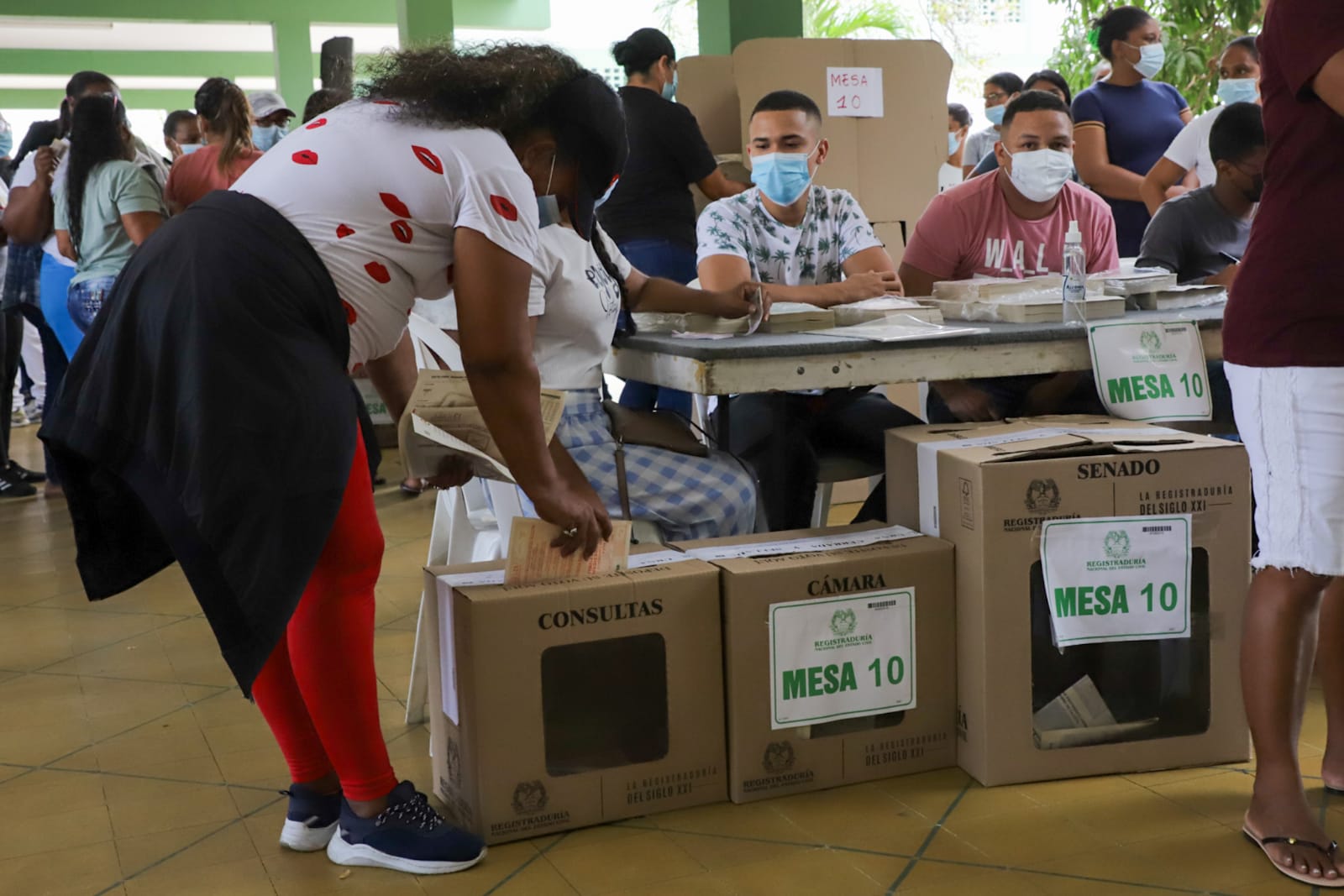 Mesa de votación en el colegio Don Bosco.