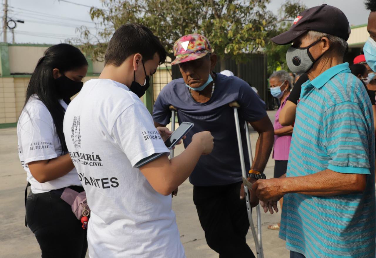 Funcionarios de Registraduría y los votantes.