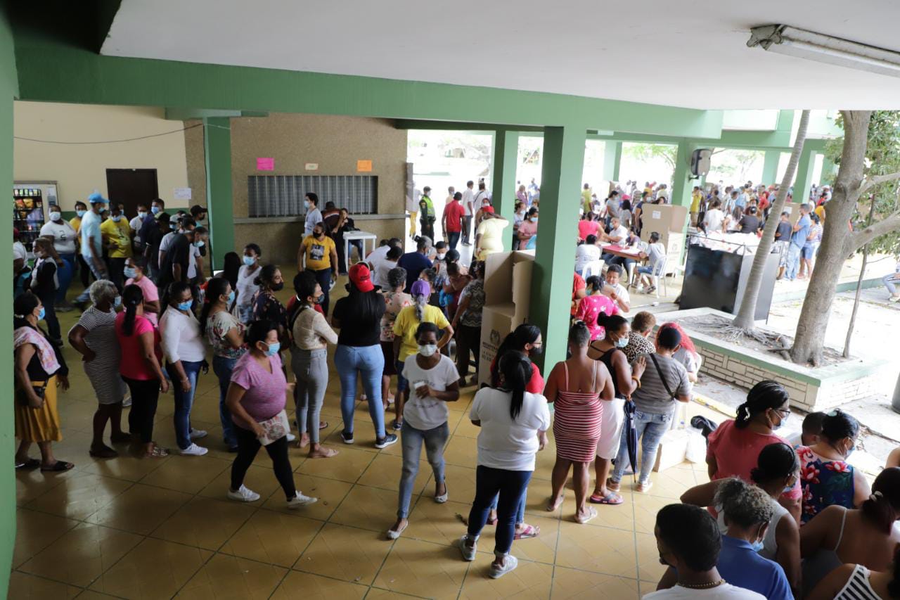 Aglomeración al interior del colegio Don Bosco.