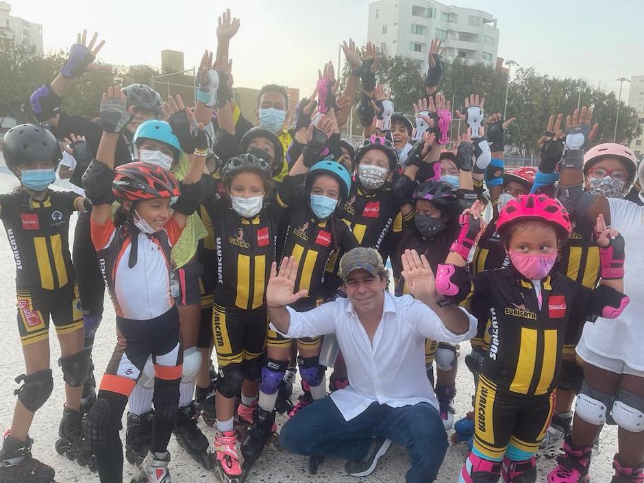 El exprecandidato Alex Char con un grupo de niños deportistas.