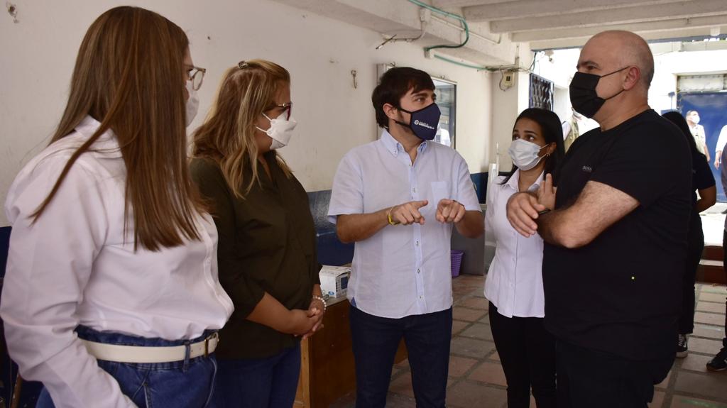 Christian Daes acompañó al alcalde Jaime Pumarejo a visitar los colegios intervenidos.