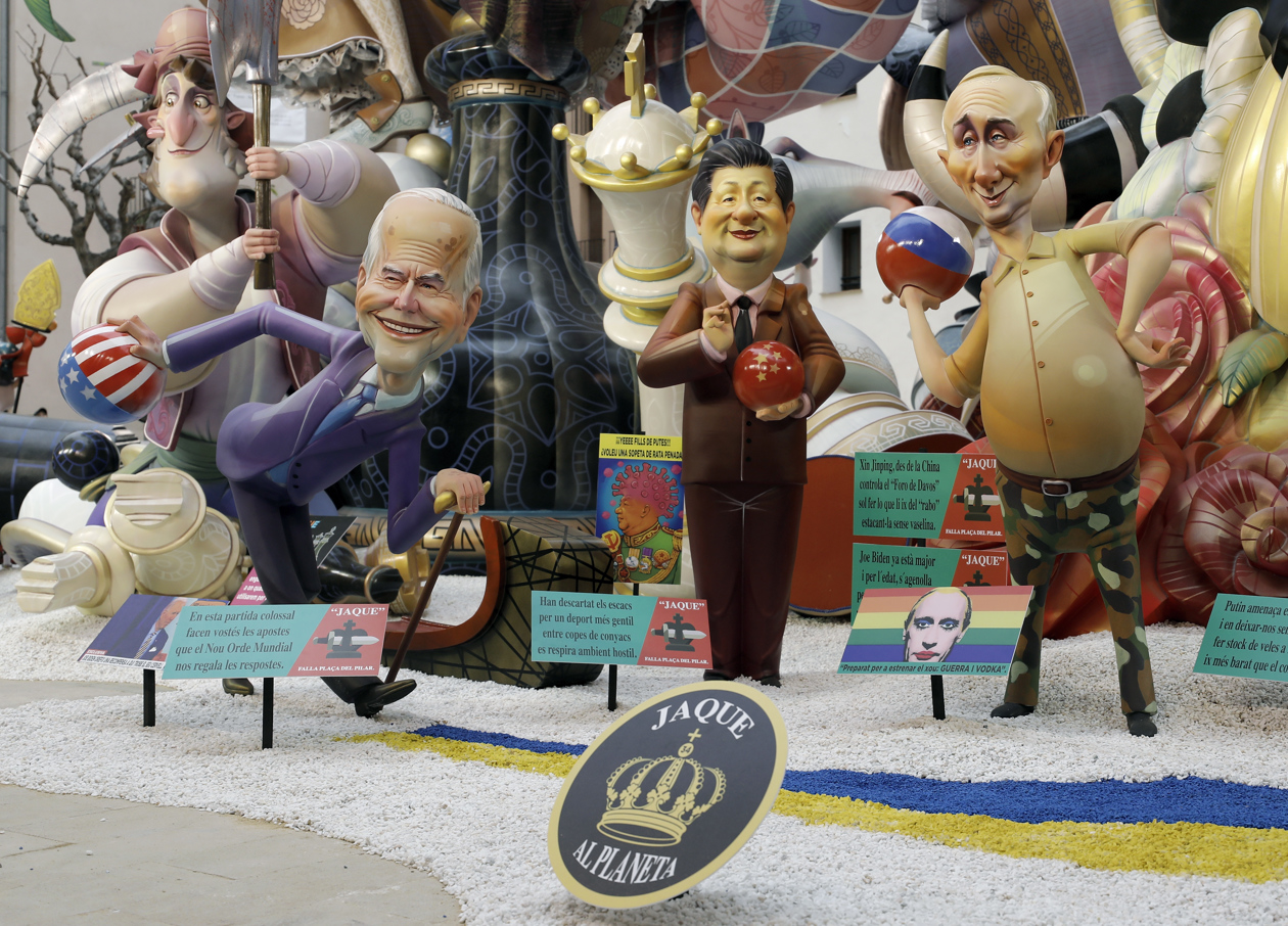 La escena "Jaque al Planeta" que representa a los presidentes de EEUU, Joe Biden (i) , Rusia, Vladimir Putin (d) y China, Xi Jinping (c), puede verse en la falla de El Pilar, que dominan ya todo el paisaje callejero mientras la lluvia y el viento amenazan con condicionar la fiesta. 