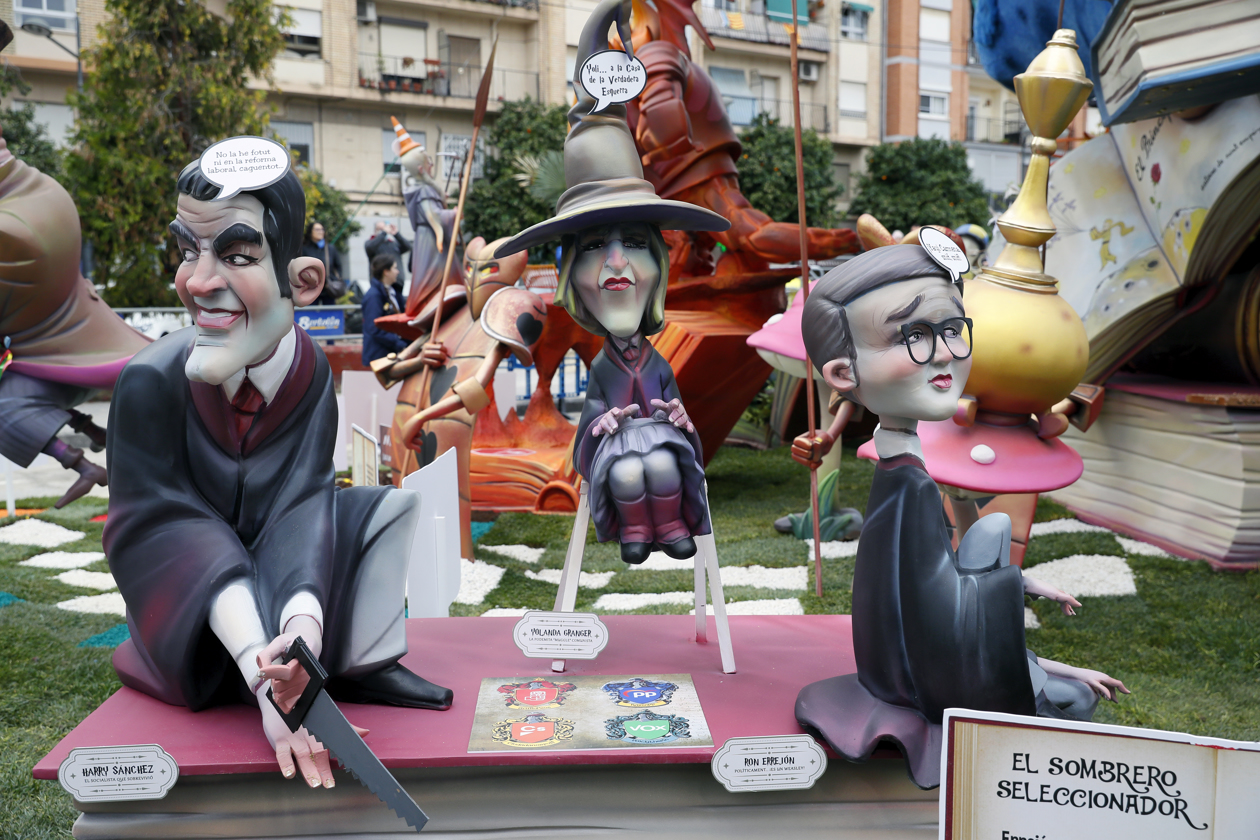 La crítica y el sarcasmo en torno a los políticos, la Casa Real o el Brexit, con guiños a la pandemia y la crisis y adornadas con referencias medioambientales, históricas y literarias, marcan este año algunas de las fallas de València que más darán que hablar y que dominan ya todo el paisaje callejero mientras la lluvia y el viento amenazan con condicionar la fiesta.