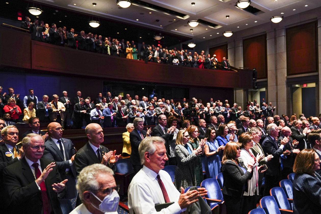 Congresistas escuchan al presidente de Ucrania, Volodímir Zelenski.