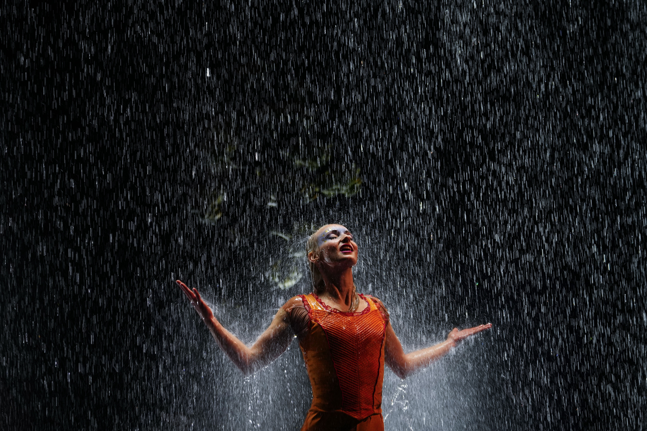  Luzia, nueva palabra gestada entre la luz y lluvia. Seres de ensueño que surcan el cielo en acrobacias imposibles, animales fantásticos bajo una carpa en la que todo parece flotar.