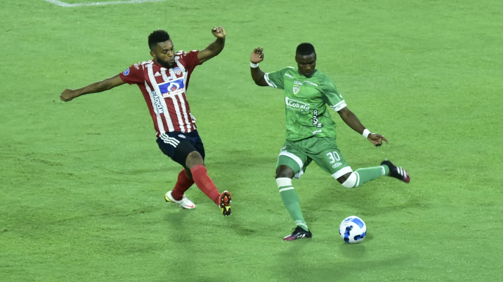Miguel Ángel Borja presionando a un rival.