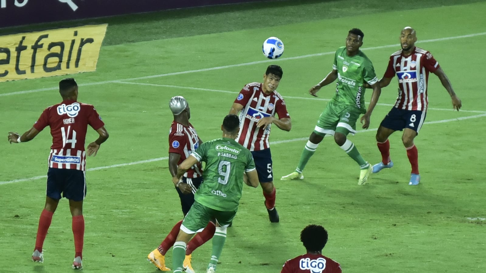 Jorge Arias despejando el balón de cabeza.