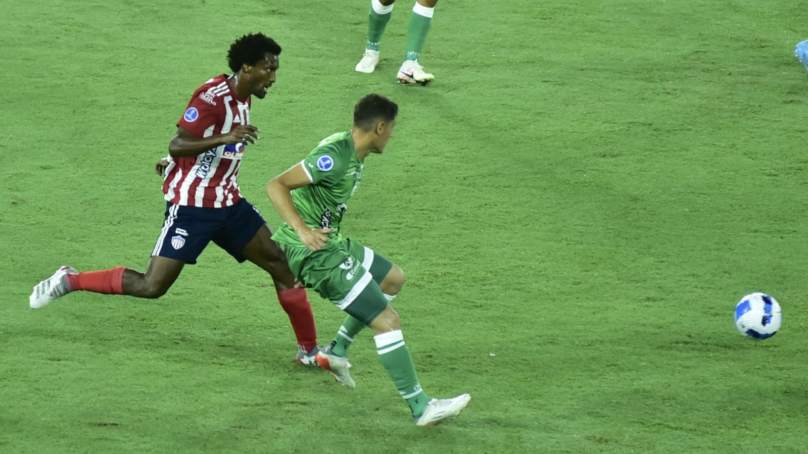 Didier Moreno presionando a un rival.