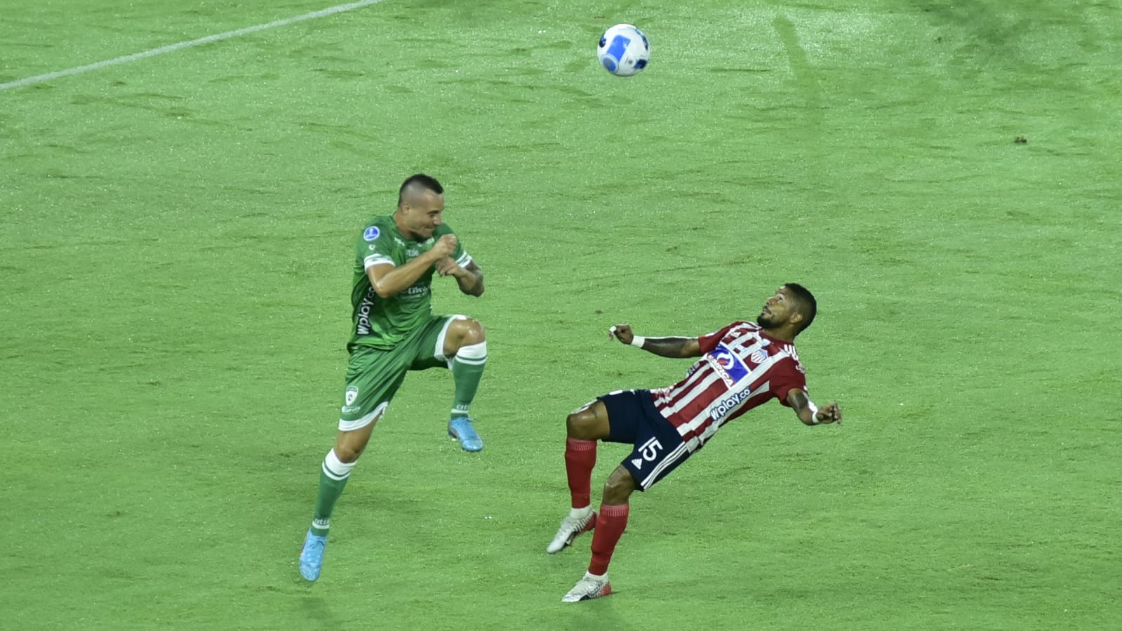 Yesus Cabrera disputando un balón.