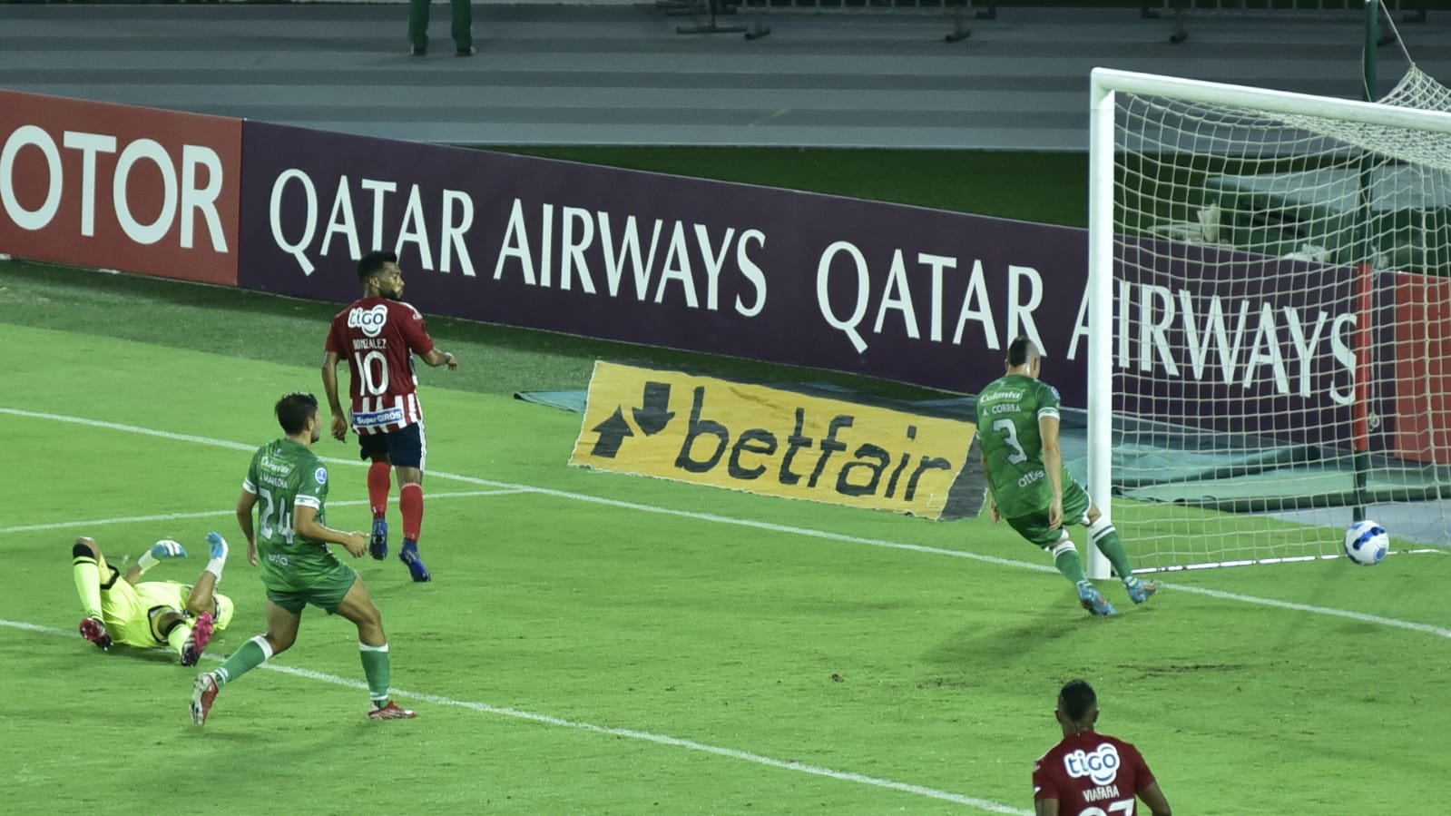 Momento del gol de Luis 'Cariaco' González.