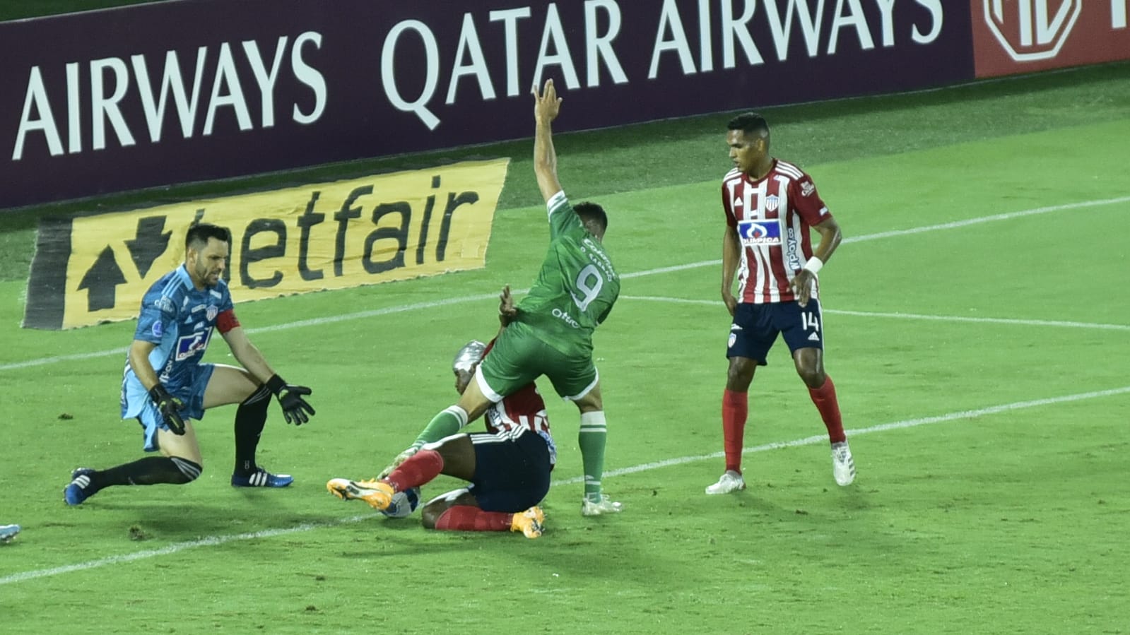 Dany Rosero protegiendo un balón.