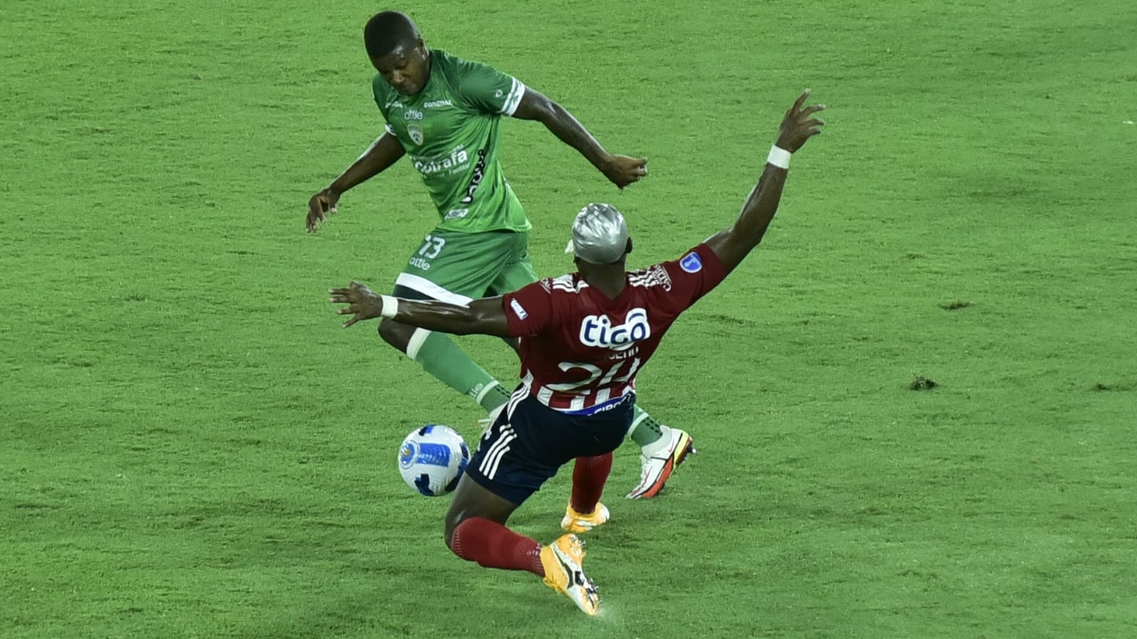 Rosero peleando la pelota ante un rival.