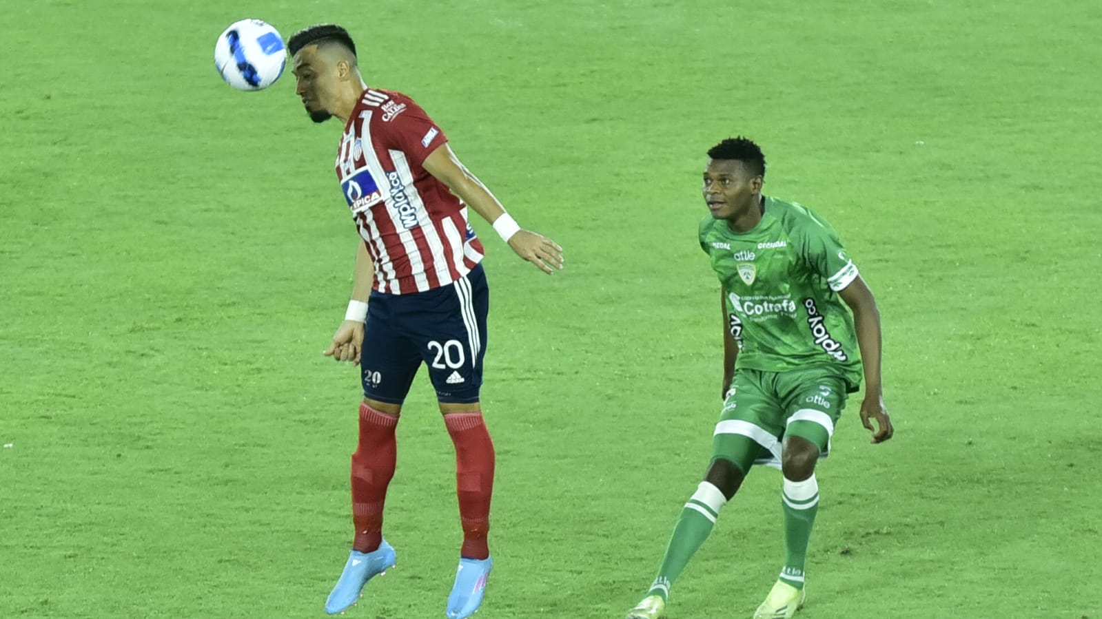 Jugada del delantero Fernando Uribe.